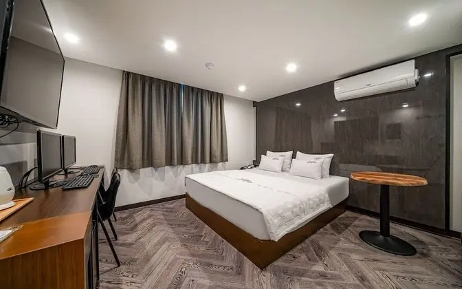 Oda (Deluxe B (Couples PC + Netflix viewin)