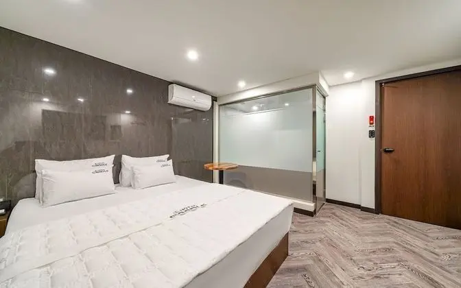 Oda (Deluxe B (Couples PC + Netflix viewin)