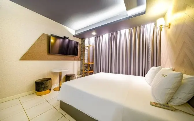 Oda (Premium double massage bed (Netflix a)