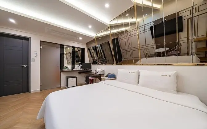 Oda (Premium double massage bed (Netflix a)