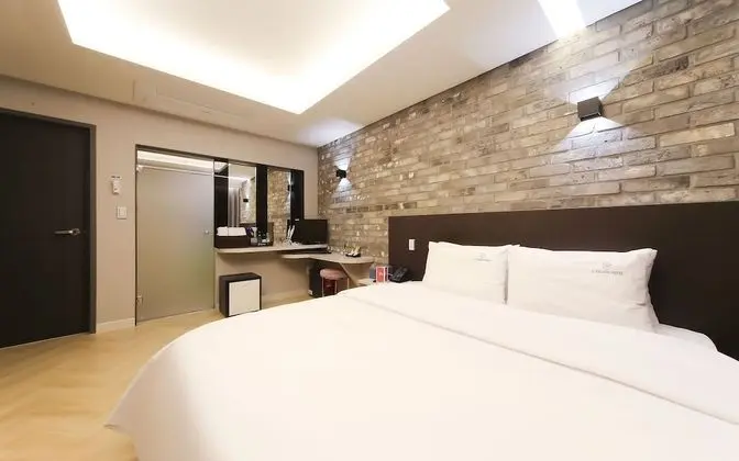 Oda (Premium double massage bed (Netflix a)