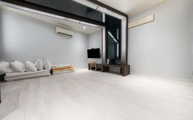 Oda (Korean Room - Ondol (Netflix Availabl)