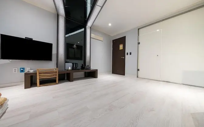 Oda (Korean Room - Ondol (Netflix Availabl)