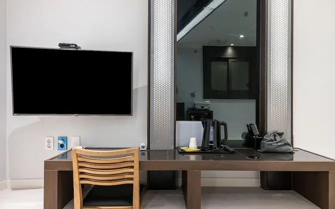 Oda (Korean Room - Ondol (Netflix Availabl)