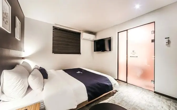 Oda (Deluxe (Netflix/YouTube available))