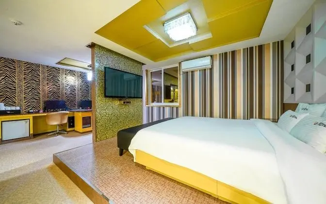 Oda (VIP Bathroom Bed King Size Bathtub)