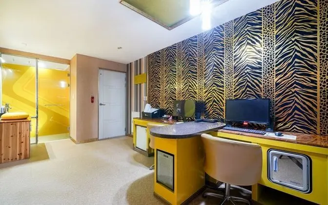 Oda (VIP Bathroom Bed King Size Bathtub)