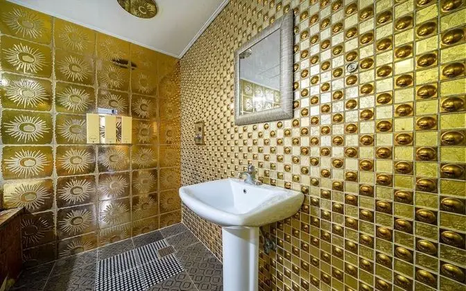 Oda (VIP Bathroom Bed King Size Bathtub)