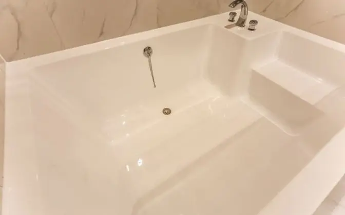 Oda (Deluxe (free Netflix viewing (bathtub)