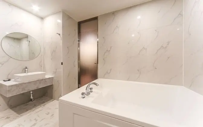 Oda (Deluxe (free Netflix viewing (bathtub)