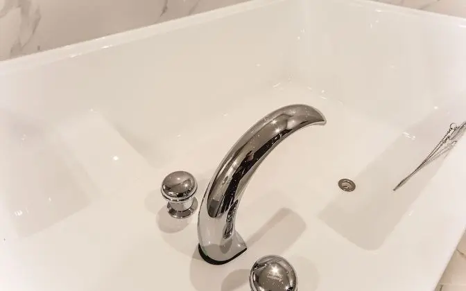 Oda (Deluxe (free Netflix viewing (bathtub)