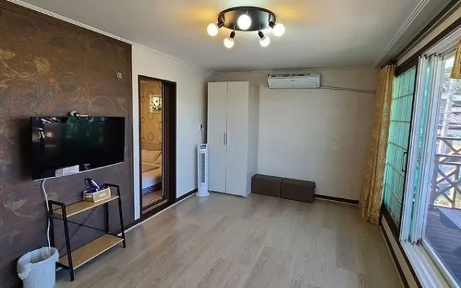 Oda (Room 201)