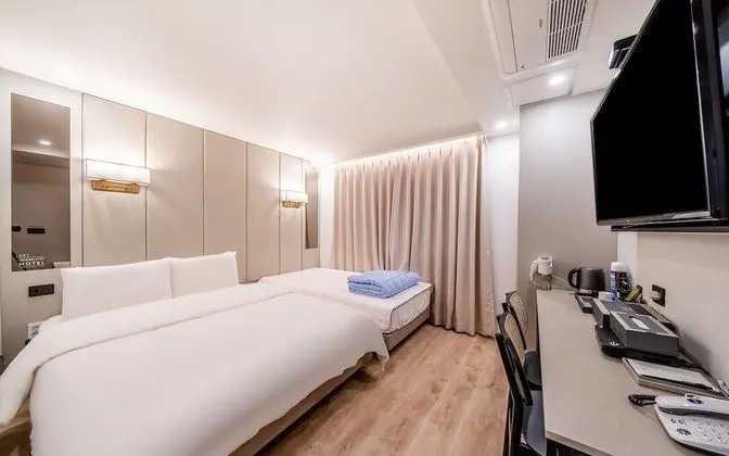 Oda (Triple (with styler+KING bed+SINGLE b)