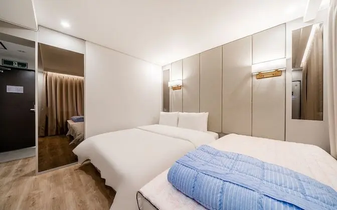 Oda (Triple (with styler+KING bed+SINGLE b)