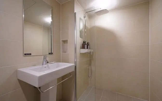 Oda (Triple (with styler+KING bed+SINGLE b)