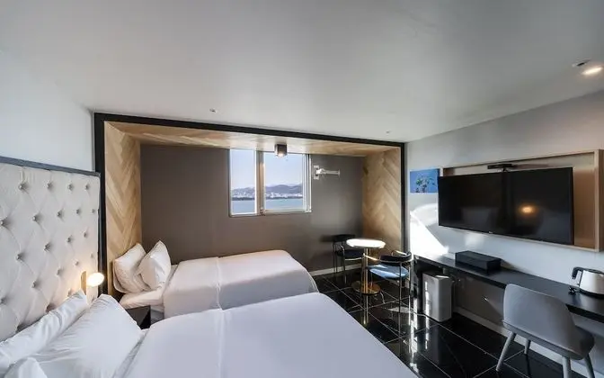 Oda (Deluxe Twin B (Free Breakfast Netflix)