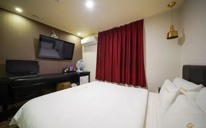 Oda (Mini Room (Standard/Netflix available)