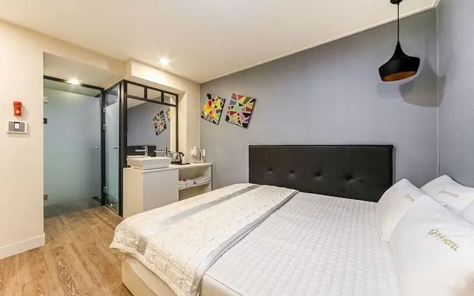 Oda (Mini Room (Standard/Netflix available)