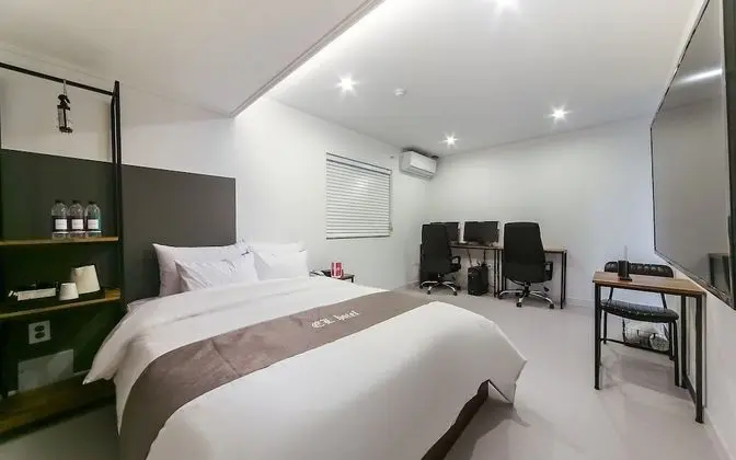 Oda (Couple PC Room - Breakfast Included ()