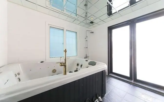 Oda (Penthouse Rooftop Barbecue (Netflix a)