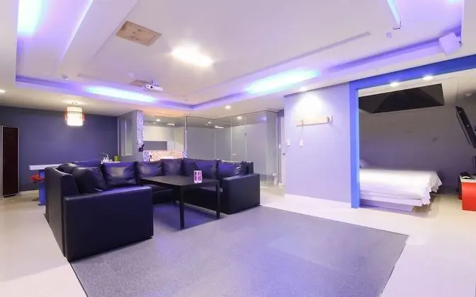 Oda (Family Room (large room large screen )