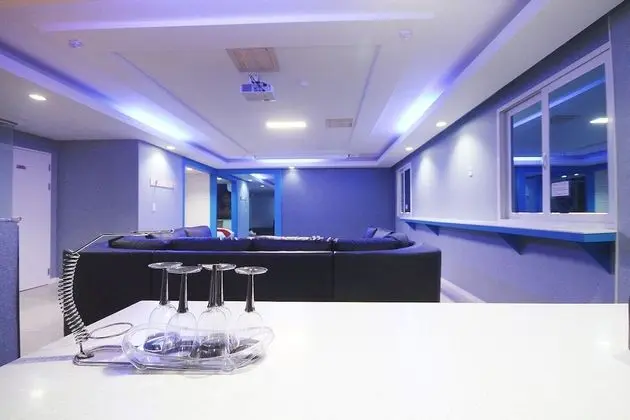 Oda (Family Room (large room large screen )