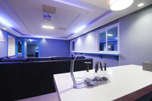 Oda (Family Room (large room large screen )