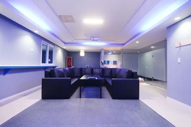 Oda (Family Room (large room large screen )