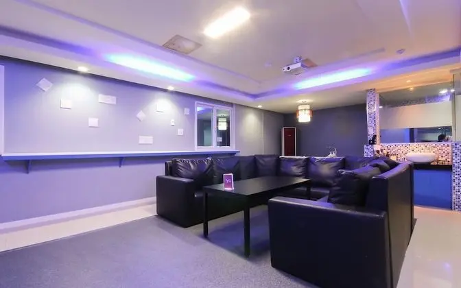 Oda (Family Room (large room large screen )