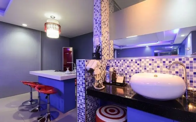 Oda (Family Room (large room large screen )