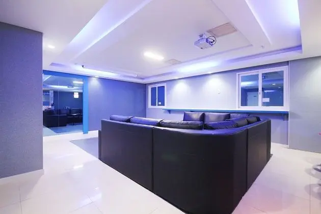 Oda (Family Room (large room large screen )