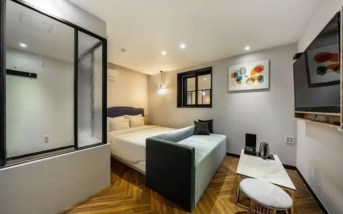 Oda (Suite (Netflix viewing latest movies )