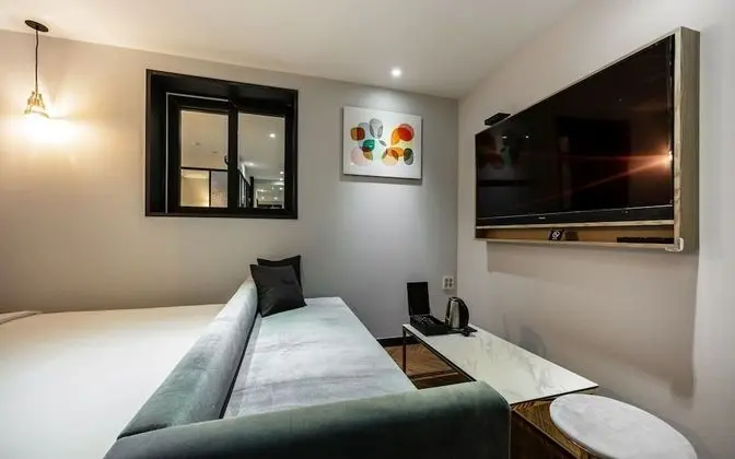 Oda (Suite (Netflix viewing latest movies )