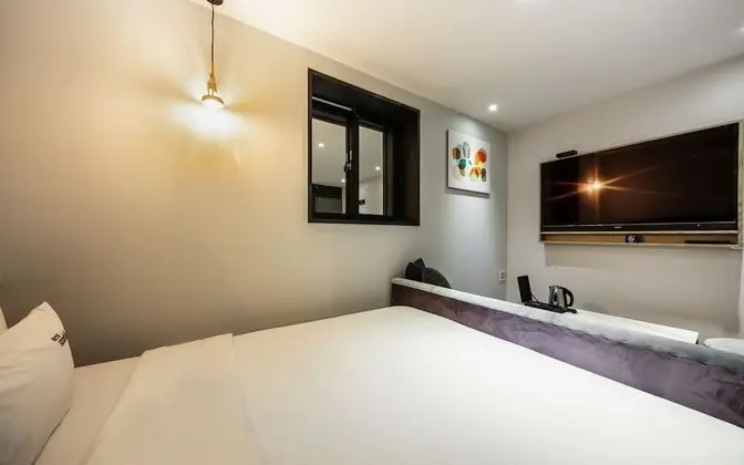 Oda (Suite (Netflix viewing latest movies )