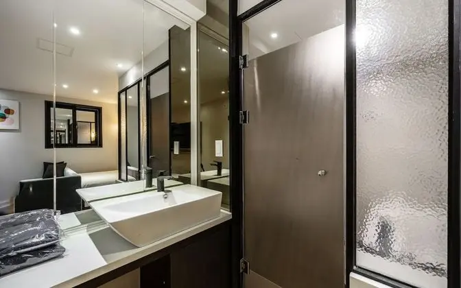 Oda (Suite (Netflix viewing latest movies )