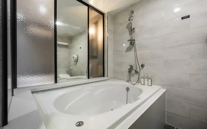 Oda (Suite (Netflix viewing latest movies )