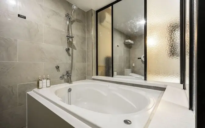 Oda (Suite (Netflix viewing latest movies )