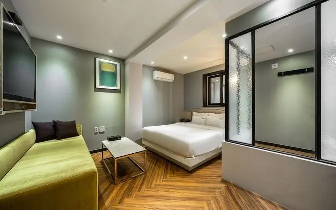 Oda (Suite (Netflix viewing latest movies )