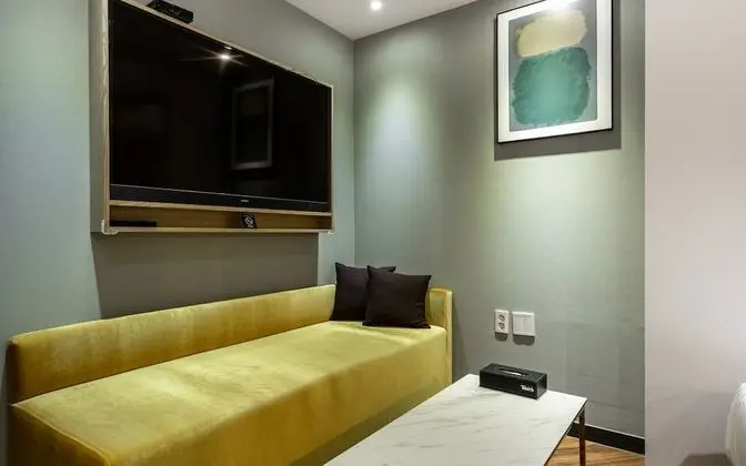 Oda (Suite (Netflix viewing latest movies )