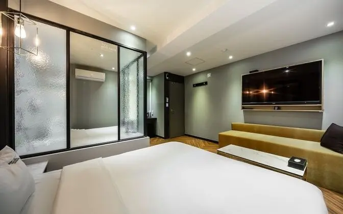 Oda (Suite (Netflix viewing latest movies )