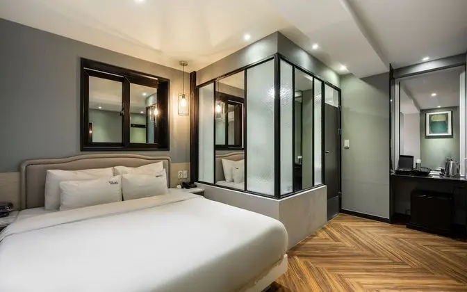 Oda (Suite (Netflix viewing latest movies )