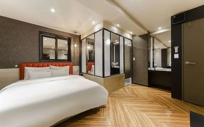 Oda (Suite (Netflix viewing latest movies )