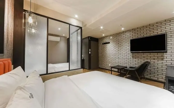 Oda (Suite (Netflix viewing latest movies )