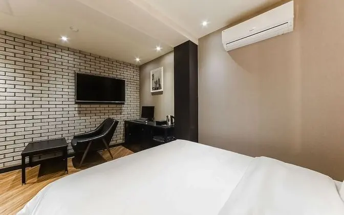 Oda (Suite (Netflix viewing latest movies )