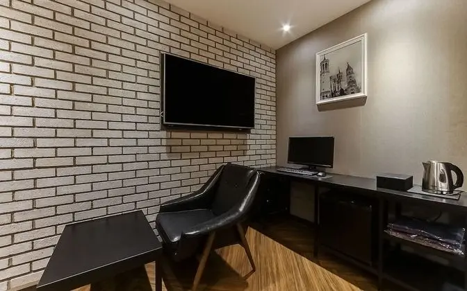 Oda (Suite (Netflix viewing latest movies )