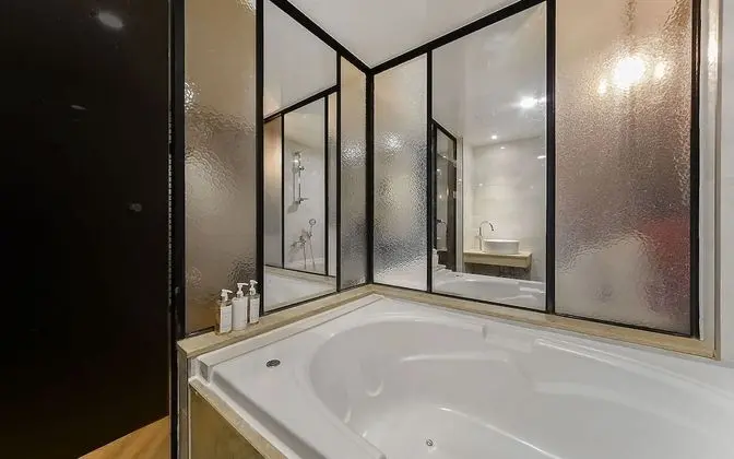 Oda (Suite (Netflix viewing latest movies )