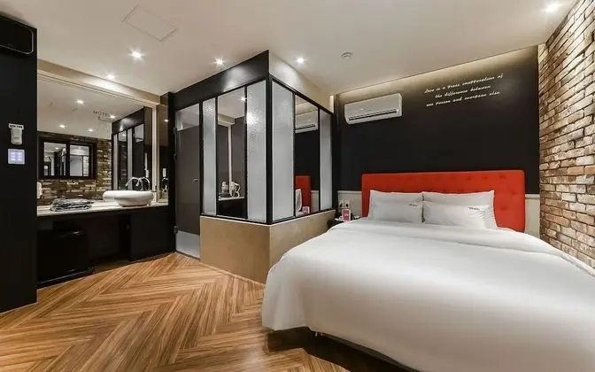 Oda (Suite (Netflix viewing latest movies )