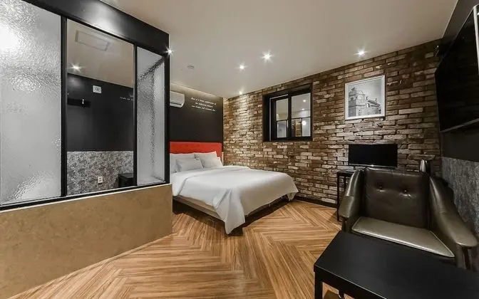 Oda (Suite (Netflix viewing latest movies )