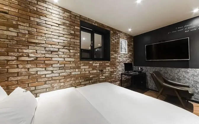 Oda (Suite (Netflix viewing latest movies )