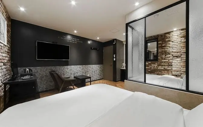 Oda (Suite (Netflix viewing latest movies )